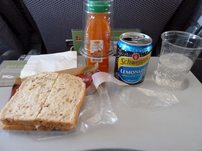 ちなみに、飲み物はフルーツ＆ベジタブル・ジュースとレモネードをいただきました。本来、一人一つがマナーでしょうが、ジュースをもらった後に、「その青い缶は何？」と尋ねたら、要望したと思われたのでしょうか、そのまま渡されました。<br /><br />そのような配り方をしていたら、そりゃ後ろの方の席ではあまり飲み物もないですよね・・・。