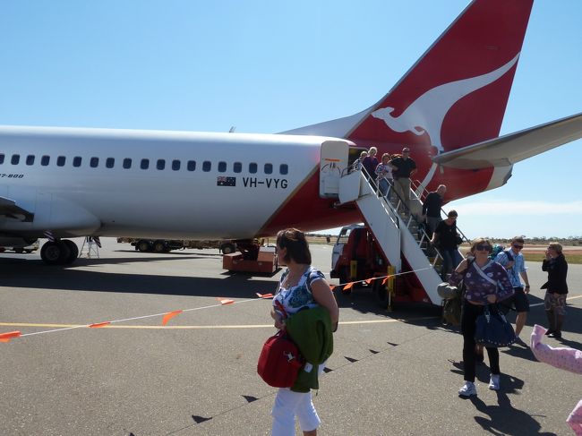 無事、エアーズ・ロック空港到着！<br /><br />日本ではあまりない後部扉から降機。降りてすぐに振り返って、乗ってきた機材の写真を撮ったら、立ち止まらないよう係員に注意されました。失礼しました。<br /><br />端まで行けば、止まって写真撮影もOKでした。