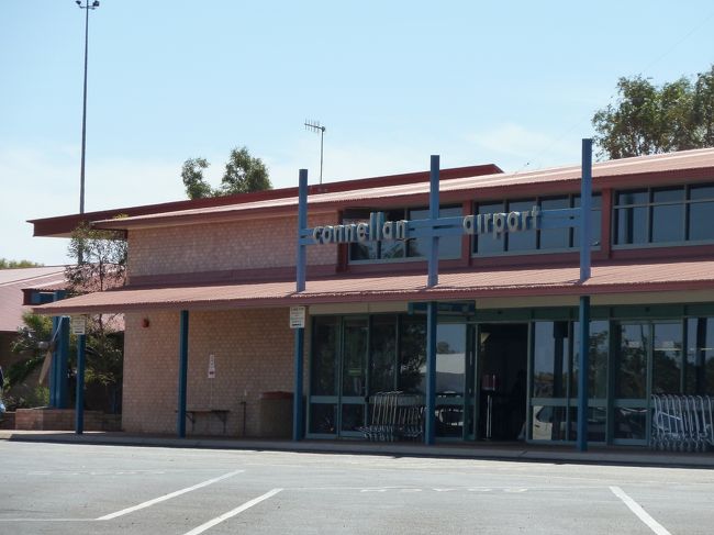 こちらはエアーズ・ロック空港（コネラン空港）の外観です。