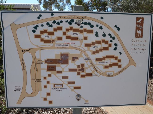 空港を後にし、何はともあれエアーズ・ロック・リゾートを目指します。<br /><br />宿泊はアウトバック・パイオニア・ホテル。着いたときには既にバス利用客も到着していました。レンタカーの手続きに結構時間が掛かりましたので。。。<br /><br />レセプション・デスクでチェック・イン。日本人女性が対応してくれました。