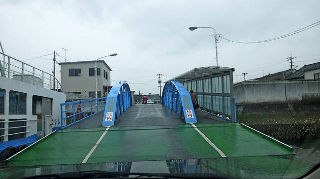 桟橋を渡り，港前の広場に