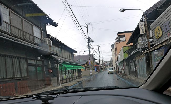 雨の中，向島の国重要文化財吉原家住宅に向かう