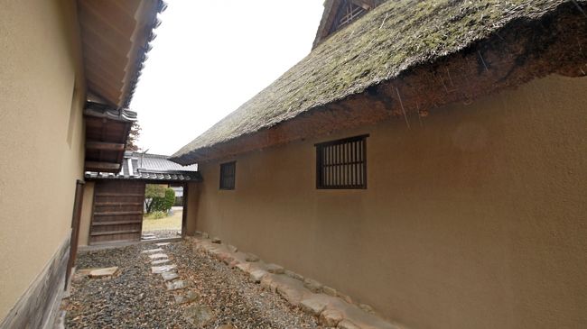 軒下，藁葺きを維持する大変さを言っていた