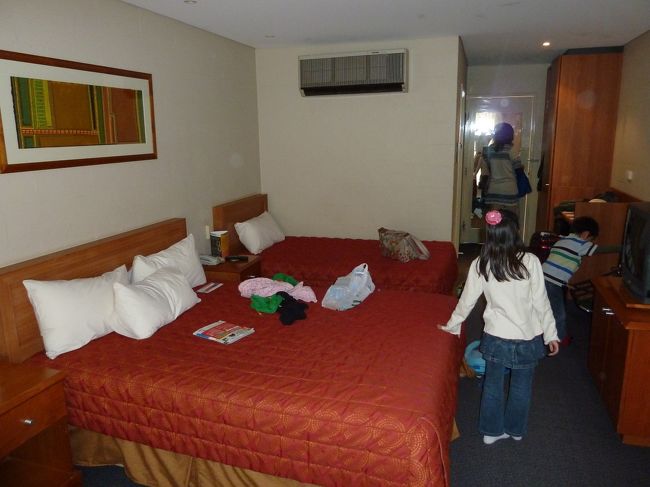 ちょっと散らかっていますが、これが泊まった部屋です。<br />エアーズ・ロック・リゾートはリゾート地なので全体的に宿泊代が高いですが、その中でこのアウトバック・パイオニアは比較的リーズナブルです。家族で2泊して約4万円。<br />