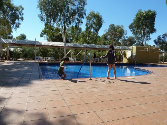 その後、子ども達はどうしても我慢できずプールへ。寒いのに・・・。<br /><br />適度に遊び、部屋に戻って温かいお風呂に浸かっていました。おいおい。。。