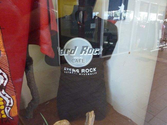 展望台から下りてきたら、車でリゾート内にあるショッピング・センターへ。そこで見付けたTシャツの展示。面白かったので撮りました。<br /><br />スーパーがあり、お値段も決してべらぼうに高い訳ではなかったです。子ども達にもお菓子を買ってあげ、翌朝用のサンドイッチ食材を購入。食パンが賞味期限切れ間近で、ホール1斤50セント！これにサラダ用のカット野菜、ハム、チーズ、マヨネーズを購入。写真はまた後ほど。