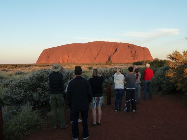 着いてすぐはさほど観光客も多くなかったのですが、日の入りが近付くにつれてどんどん増えていきました。<br /><br />ここからは日が沈むにしたがって色が変わっていくエアーズ・ロックをどうぞ。