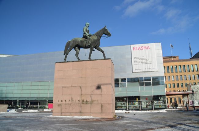 国立現代美術館キアズマ正面のマンネルハイム像