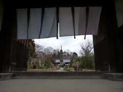 伊丹空港から車で約１時間。

最初に訪れたのは奈良市内にある般若寺。

このお寺はコスモスが咲く寺として有名らしいですが、自分が訪れた目的はもちろんコスモスではありません。

駐車場に車を停めて境内に入ると、小学生（中学生？）の集団が研修を行っていました。

般若寺は白雉５年の創建とされ、聖武天皇が大般若経を納められた上に建てられた十三重石宝塔があります。

鎌倉幕府（北条政権）の専横に対し、討幕のための密談が最初に行われたのは元亨４年。

後醍醐天皇や側近である日野資朝・俊基が全国の武士に討幕を呼びかけますが、情報が漏れてしまったことで失敗に終わり、両公卿の遠流という処分で収束しました。

後醍醐天皇はそれに志を折ることはせず、またも諸国の武士に挙兵を呼びかけますが、今度は側近の吉田定房卿の裏切りによって、ついに都落ちとなってしまうのでした。

しかし、後醍醐天皇自らの玉体が危うくなったことで、それまで挙兵の機会を見計らっていた武士が蹶起するきっかけとなったのでした。