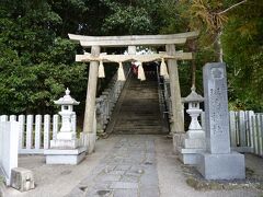境内で見かけた斑鳩神社の標識が気になり、少し寄り道してみることにしました。

途中で何ヶ所か標識を見かけますが、肝心の鳥居はなかなか見えません。

すぐそこにあるような書かれ方でしたが、足早に歩いても１５分ほどかかってしまいました。

斑鳩神社は菅原道真公を祀る天神系の神社ですが、法隆寺の鬼門の位置に鎮座しており、法隆寺鎮守四社の一つとされます。