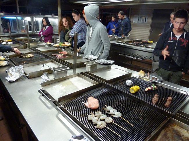 食材をカウンターで購入した後、各自で好きな焼き加減に焼きます。BBQ食材を購入すれば、サラダ・バイキングが付いてきます。分かりにくいですが、写真左上にサラダバーエリアが写っています。