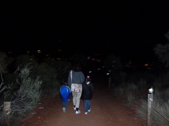 本日最後の一枚です。<br /><br />展望台で星空観賞を心行くまで楽しんだら、あとは部屋へ戻って翌朝に備えるのみ。無数の星に心を満たされ、みんなで感傷に浸っていたそのとき、思わずお父さんが「ブッ」と放屁、雰囲気ぶち壊し。そのときに5歳の息子が発した一言「アンビリーバボーだよね」。<br /><br />明日はエアーズ・ロックのサンライズ観賞、そして状況が許せば是非登ってみたいな。