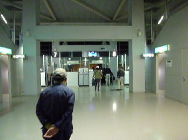 飛行機に乗ったのはいいが、機材不良のため飛び立たない。<br /><br />飛ぶことも無いまま2時間経つと、乗客たちがぴりぴりしている。<br /><br />しかも、まだ時間がかかるそうで、出発フロアに希望者だけ戻る。<br /><br />結局3時間半後、やーっと関空から飛び立つができた。<br />おかげでDQ9が進む進む。DSを持ってきてよかった。<br />