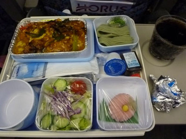 パーソナルモニタがないので、<br />ひたすらドラクエをする。<br /><br />飛び立って1時間くらいで機内食。<br />夜中なのでまったくおなかが空いてない。