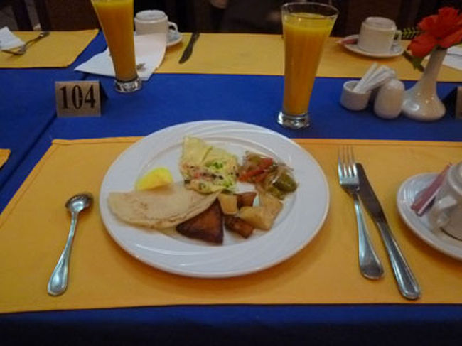 ＜第２日目＞<br />13時間＋3時間半後、やっとルクソール空港に到着。<br />暇をもてあますことはなかったのはDQ9のおかげ。<br /><br />11:00<br />ルクソール空港に到着。昔はテーベと呼ばれた街だ。<br /><br />入国後トイレに行くと、ニコニコした青年が。<br />しかも紙を差し出したり、手洗いの水を出してくれたりして<br />妙に親切。<br />で、右手の指をこする。<br />お！これがバクシーシか！<br />ノーマネーというと、なんで？ってとんでもなく悲しい顔をする<br /><br />ごめんねお金は今嫁が持っていて本当にないんだよ。<br /><br />最初からエジプトの洗礼を受けた。<br />というか空港内でもバクシーシはあるんだね。<br /><br />ルクソール空港の到着ロビーに出ると、<br />現地添乗員(エジプト人：日本語堪能)が待っていた。<br /><br />3時間半押しなのでツアー客がそろうとすぐバスに乗り込む。<br />ガイドは、<br />「時間が押しているので朝食をキャンセルすれば<br />その分、観光できます。しかし1人でも、朝食を食べたいということで<br />あれば、朝食を食べに行きます。今、11:00です。<br />みなさんどうしますか」と、たずねてきた。<br />ガイドはとっても朝食をキャンセルさせたいような感じ。<br /><br />でも、何人か朝食を食べるほうを選択。<br />で、そのままレストランへ。時間が押したためこんな時間なのに<br />朝食だ。<br />レストランはビュッフェ形式だった。さっそくビールを飲む。<br /><br />オムレツなどの朝食。なかなかおいしい。<br /><br />