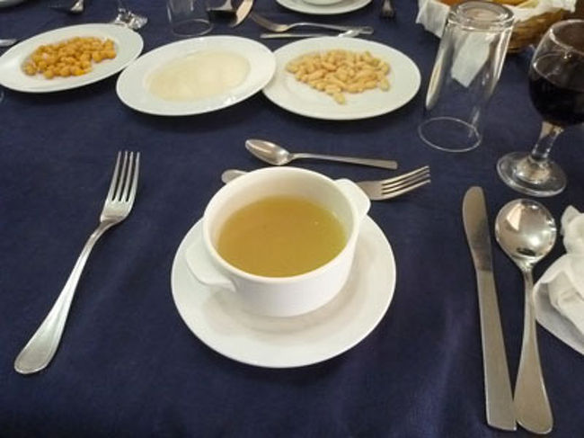 14:00<br />昼食を頂くためナイル川のそばのレストランへ。<br />豆のスープ。塩味で薄いがなかなかおいしい。<br />