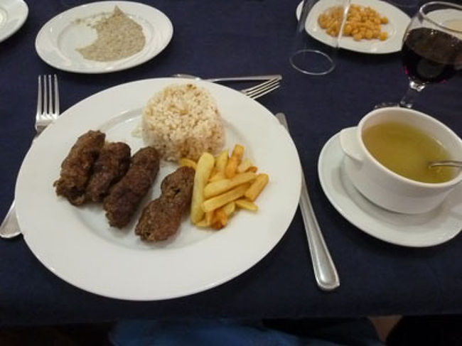 ひき肉を丸めて焼いたコフタを頂く。<br />日本にはあまりない味。スパイシーで素朴な味。