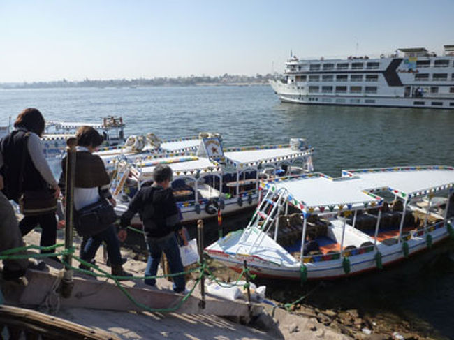 ルクソールでは川の向こうへ渡るにはほとんど船を使う。<br /><br />橋はあるがかなり離れた場所にあるため船のほうが効率的らしい。<br /><br />ルクソール西岸観光を行うため船で対岸へ。