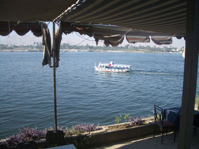 レストランからナイル川を望む。<br />時間がゆっくり流れて雰囲気がすごくいい。