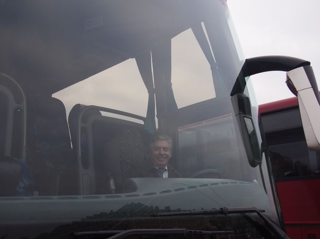 ヴェルサイユ宮殿への道中は、日本人のガイドさんがヴェルサイユ宮殿の歴史やら、バスで通過しているところの説明やらをしてくれます。<br />…が、朝早かったせいかちょっと眠くて、話半分ぐらいしか聞いてなかった…orz　お姉さんごめんなさい…。<br /><br />そうこうしている内に到着！<br />バスの運転手さんの写真撮らせてもらいました（笑<br />いい笑顔〜！！