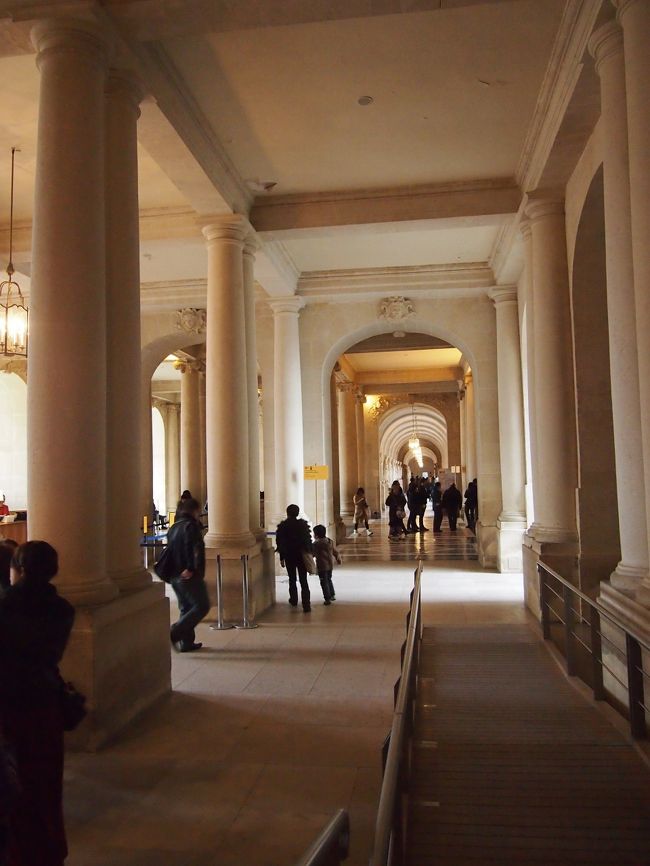 セキュリティーチェックを終え、オーディオガイドを借ります。<br />この写真で言うと、左手側が借りる場所です。<br /><br />せっかくオーディオガイド借りたのに、写真撮るのに夢中になって全然聞かなかったっていう…（←