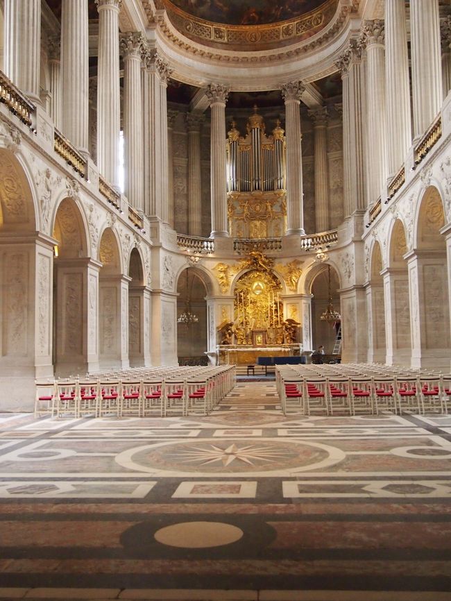 オーディオガイドを借りて進むと、すぐ右手側に王室礼拝堂が。<br />…ゴージャスです。