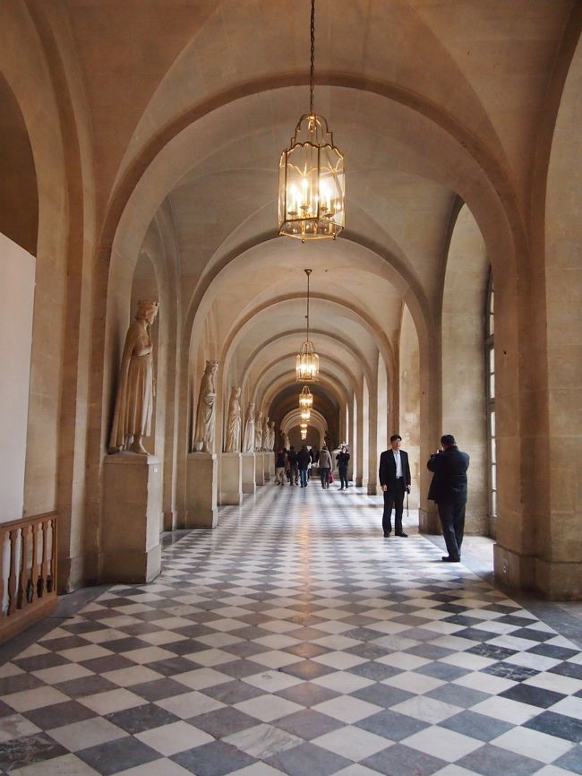 廊下でさえも豪華…。柱ごとに彫刻がズラーッと並んでます。<br />とある彫刻の前で、同じポーズ＆同じ表情で写真撮ったバカな日本人は私です（←