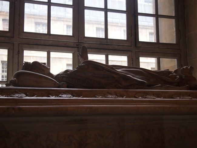 廊下にこんな彫刻がごろごろしてます…。