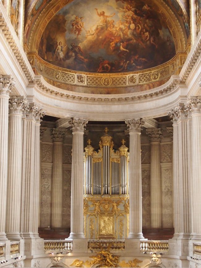 階段を上ると売店があり、1階でも見た王室礼拝堂が見ることができます。王室礼拝堂は1階〜2階をぶち抜いて作ってあるんですね。<br /><br />1階からは見えにくかったパイプオルガンや…