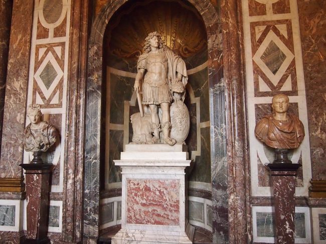 続いてヴィーナスの間。<br /><br />彫刻＆大理石だけでも驚きの豪華さですが…