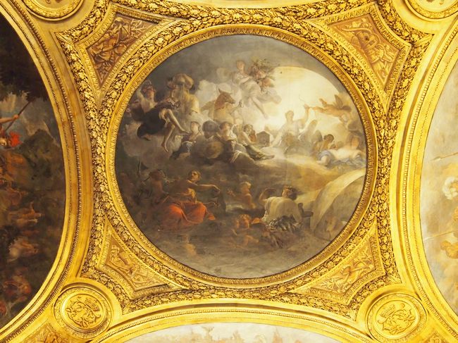 この部屋の天井画もやはりゴージャス。<br />ヴィーナスの間と比べると、全体的に色合いは暗めな感じでした。