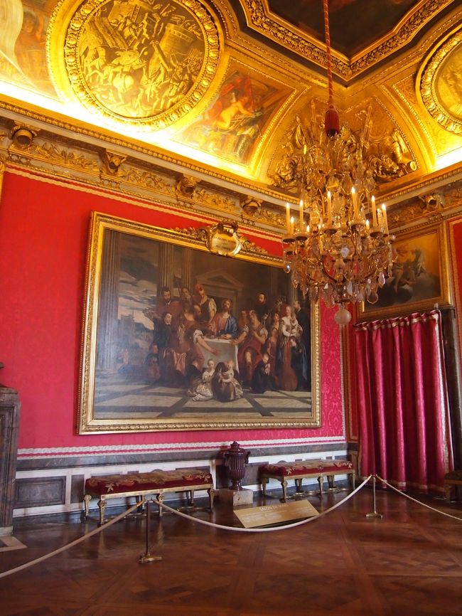 次はマルスの間。ここまで見てきた部屋も豪華だったけど、壁紙の赤と相まってか更に豪華…！