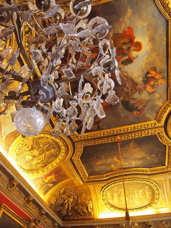 シャンデリアも豪華です…！