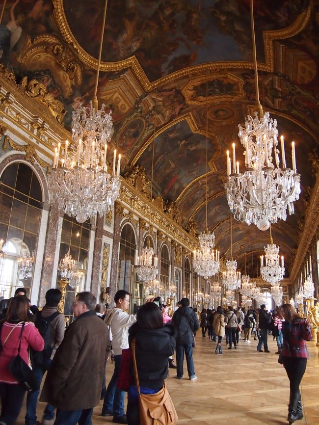 鏡の間…！！ふぉぉぉぉゴージャス…！！！！！<br /><br />…各国の団体観光客と時間が被り、鏡の間はなかなかの混雑っぷり…。<br />…ということで…