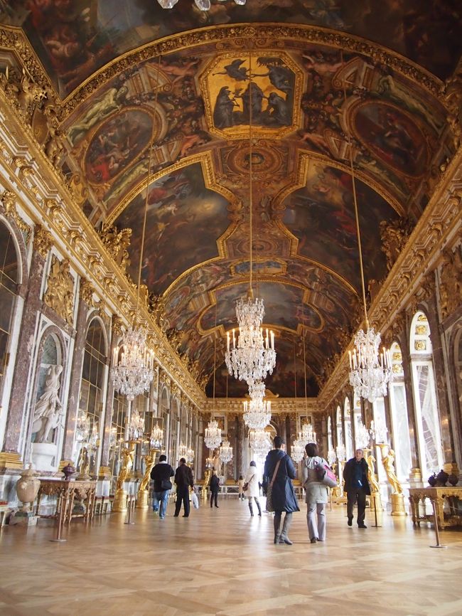 ちょっと違う部屋を見学→少し時間をおいてまた鏡の間に戻ってくる…だけで、こんなにも人が減ります（笑