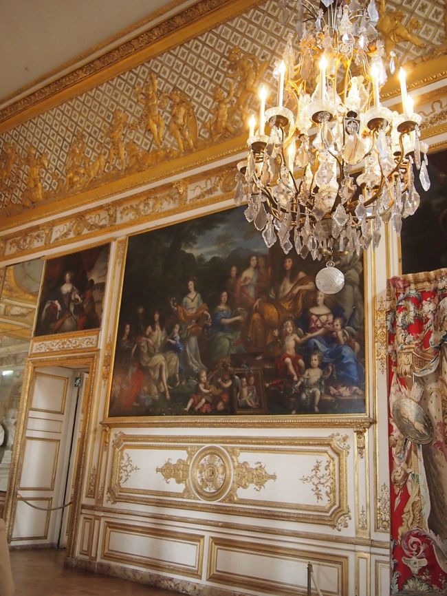 鏡の間を過ぎて、次は円窓の間。