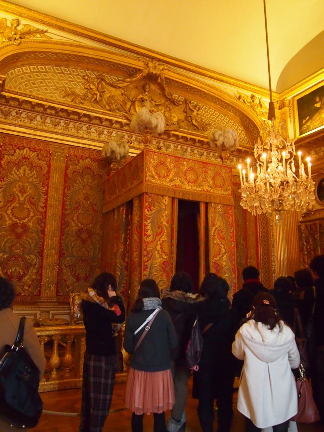 次は王の寝室。<br />もっと広くて大きなベッドかと思いきや、こじんまりした作りにちょっとビックリ。<br />なんでも、足を折り曲げて丸くなって寝るのがその当時のスタイル？だったとかなんとか…。