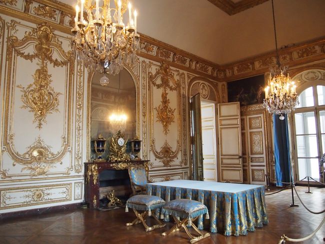 こちらは閣議の間。<br />明るめの青に金糸の刺繍のテーブルクロスが何だか素敵でした。