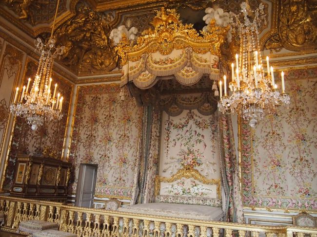 続いて王妃の寝室。<br />子供のころに思い描くいかにも『お姫様の部屋』といった感じの可愛い薄いピンクの色合いのお部屋でした。<br />そしてやはりゴージャス（笑