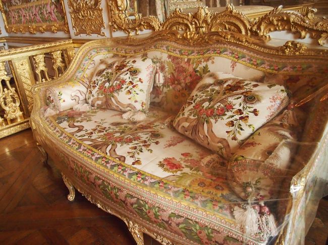 ソファーもゴージャス。<br />クッション1個でいくらするんだろう…（←