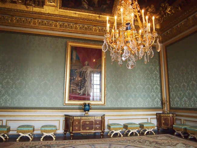 貴人の間。壁紙の落ち着いた色合いのグリーンとゴールドの装飾がきれいなお部屋でした。