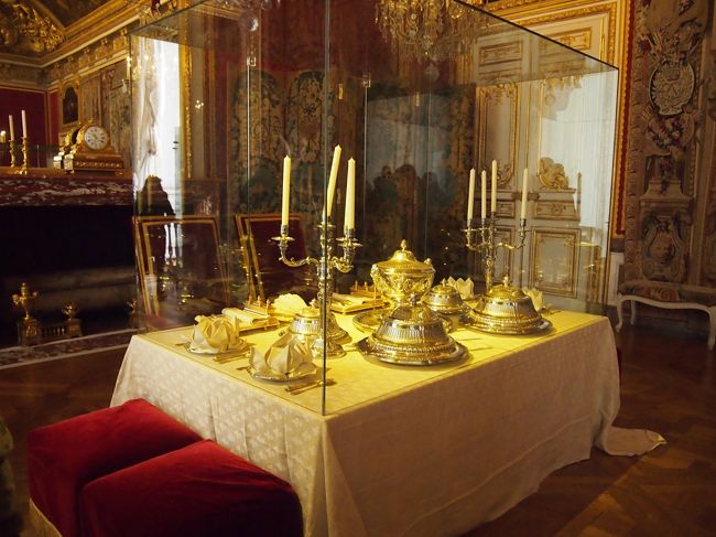 続いて、グラン・クヴェールの控えの間。<br />ゴージャスな食器がお出迎え（違