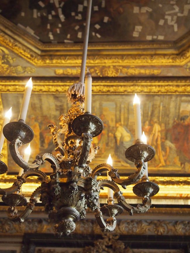 シャンデリアもあまり装飾的でないですし。<br />…これでも十分豪華ですけど（笑