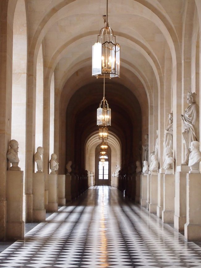 この後、1階への降り口がよくわからなくてうろちょろ。<br />アンジェリーナ（サロン・ド・テ）の方まで行ってしまい、そこの感じのいいギャルソンに出口教えてもらいました（＾＾；<br />時間があれば是非お茶したかった…！！<br /><br />宮殿出る前に、ラデュレとミュージアムショップでお土産調達。<br />ラデュレのお姉さん2人がすごい美人で、買う予定じゃなかったのにマカロン衝動買いしてしまった…（笑