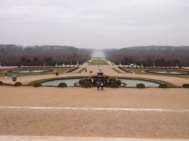 まだ時間がちょっとあったので、庭園へ。<br />前来た時も思ったけど…　広　っ　っ　！！！！！<br />庭園の奥の方がかすんでるよ…