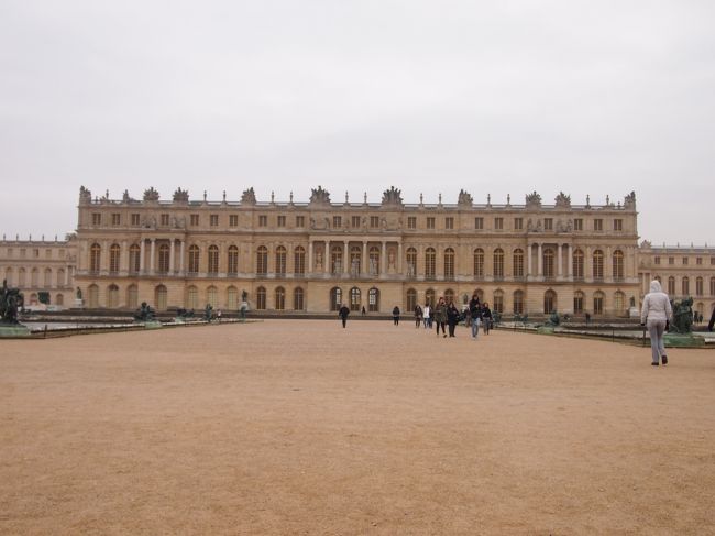 後ろ？からみた宮殿。<br />多分2階のところが鏡の間と思われます。