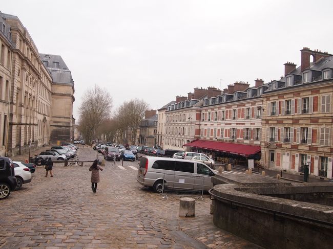 ツアーの集合場所まで、ちょっとだけヴェルサイユの街を歩きます。<br />フランスはどこを見ても絵になるのか…！！