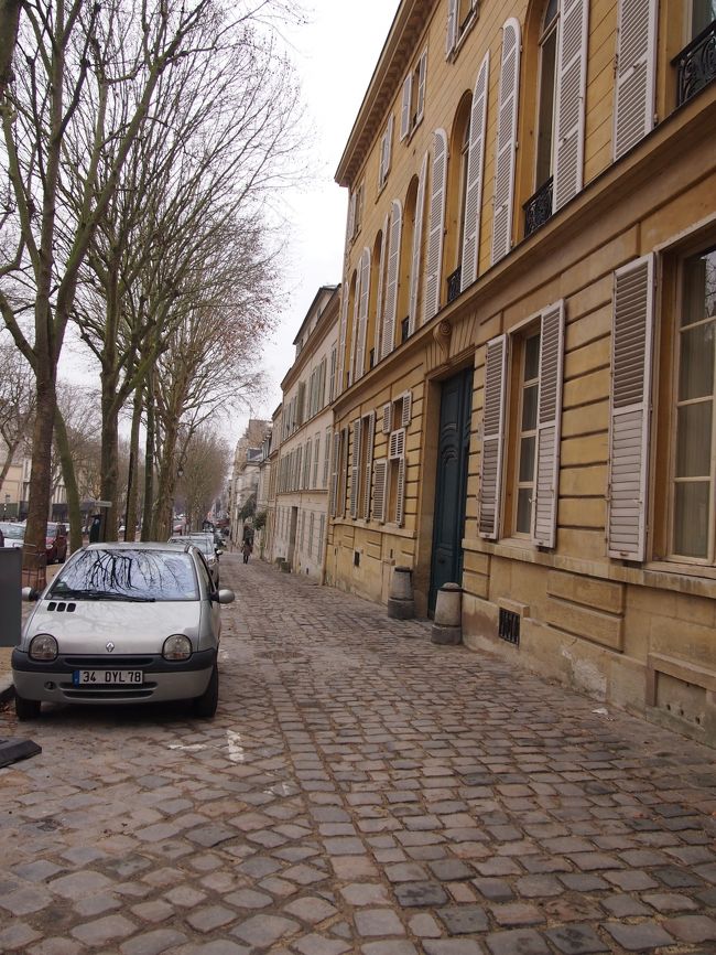 免税店が集合場所だったんですが、前回来た時に売ってたパリジャンキューピーは売ってませんでした…orz　売ってたらお土産にしようと思ってたのに…！<br /><br />ヴェルサイユ宮殿観光を終え、次はマルシェへ移動です。