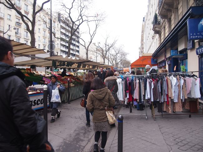 マルシェ到着！場所は、メトロ⑨Porte de Saint-Cloud駅近くの、ヴェルサイユ通り沿いのマルシェでした。<br /> <br />地元のムッシュ＆マダムがお買いものしてました（＾＾