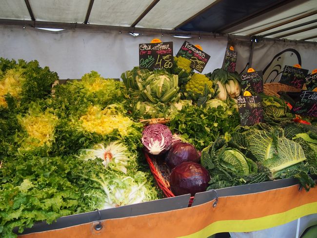 葉物野菜も新鮮そう！<br />私はここでキッシュを購入しました。味はもちろん美味しかったです♪<br /><br />この後、マルシェを後にしてパリ市内へ戻りました。<br />写真の枚数が多くなってしまうので、二日目後編：パリ市内歩きは次の旅行記で！<br /><br />ここまで読んで下さってありがとうございました！！